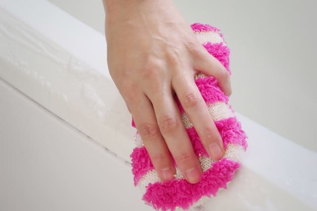 お風呂のバスタブを掃除する女性