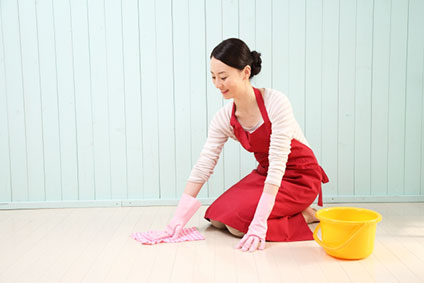 床掃除をする女性